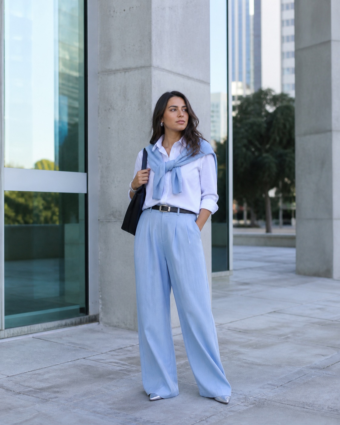 Look em azul gelo com alfaiataria ampla e camisa branca