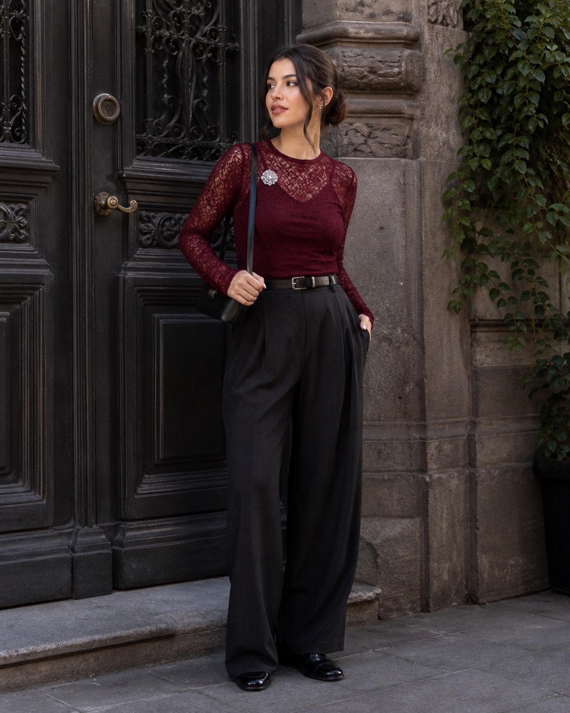 Look bordô com renda sobreposta e calça preta de alfaiataria